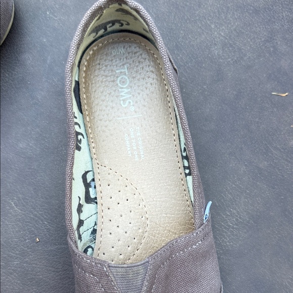 Toms Shoes | Toms Women's Brown Slip-On Shoes W/ Animals On Inner Lining Sz 10W - Picture 2 of 4